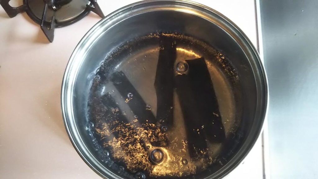 備長炭を沸騰したお湯で5分ゆでる