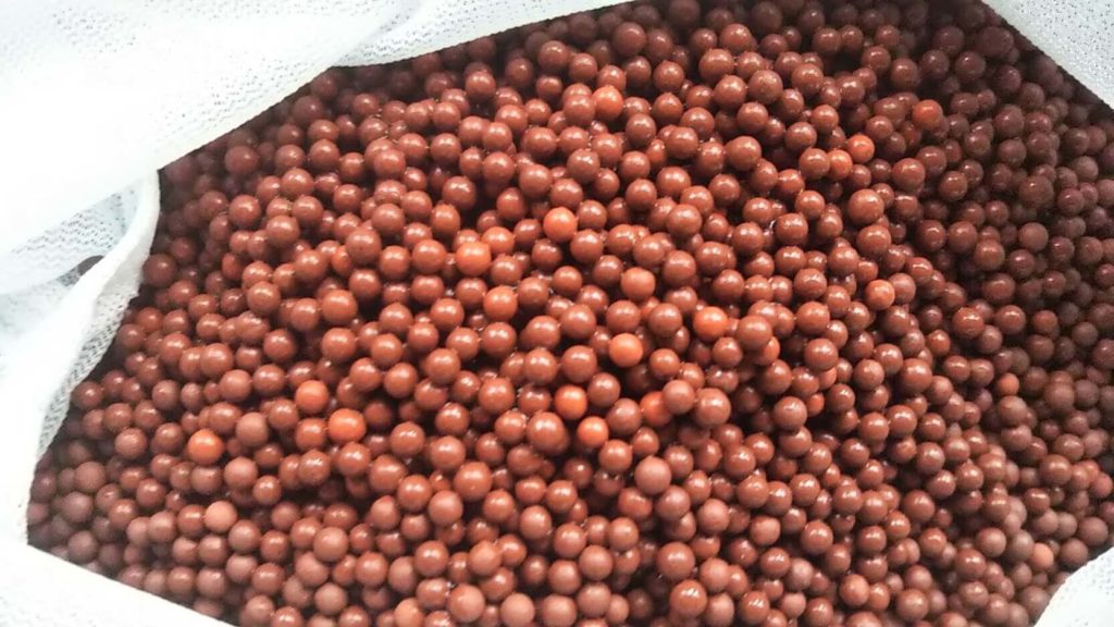 セラミックボールを網袋に入れる