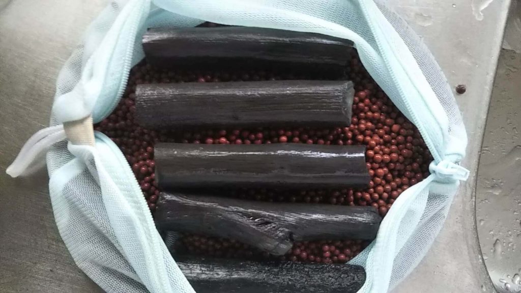 セラミックボールの入った網袋に備長炭を入れる