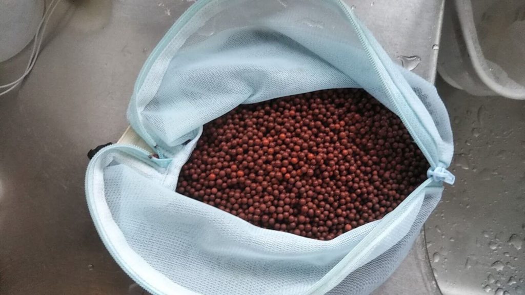 セラミックボールを網袋に入れる