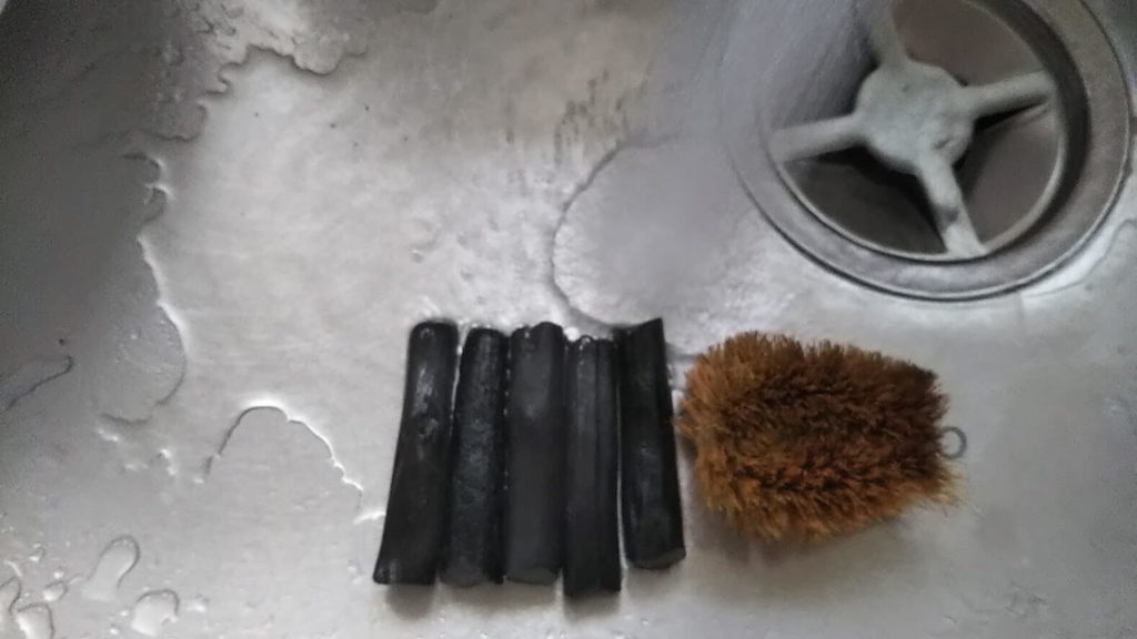 備長炭をたわしで洗う